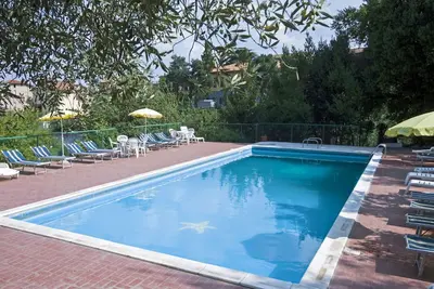 Bel appartement pour 7 personnes avec piscine, Wifi, Tv, patio, animaux admis et parking