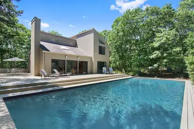 Image de Spacious and Comfortable East Hampton Retreat with a Private Basketball Court