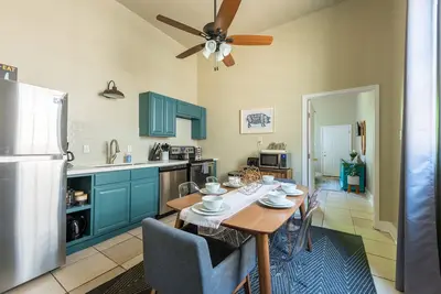 Image de Spacious, beautifully decorated, huge backyard, centrally located in Mid City