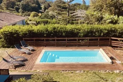 Image de maison avec piscine au calme