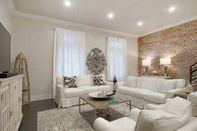 Image de Upscale Downtown Pad- Close to Everything! 204