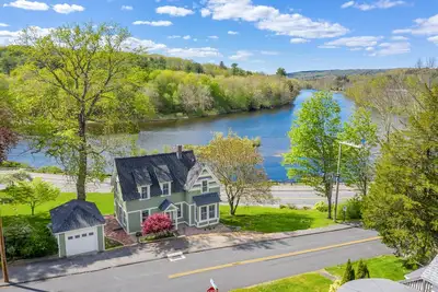 Image de Gorgeous River Views! On Rails to Trails and just steps to quaint Collinsville
