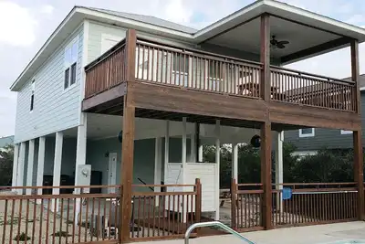 Image de Amazing sunsets and ocean breezes await you at this beautiful beach view home.