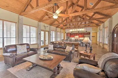 Image de Lakeview Escape w/ Hot Tub, 1 Mi to Canyon Lake
