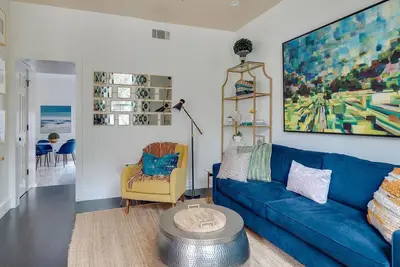 Image de Modern Executive Rental w/ Parking + Courtyard Near Forsyth by Lucky Savannah