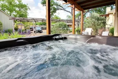 Image de The Cellar Cottage w/hot tub & fireplace on Main St.