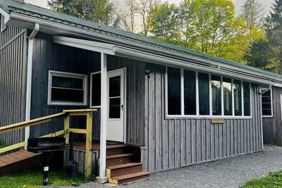 Image de Charming Yet Wild Cozy Retro Cabin Hot Tub, Sunroom, Fire Pit & Trout! Hiking!