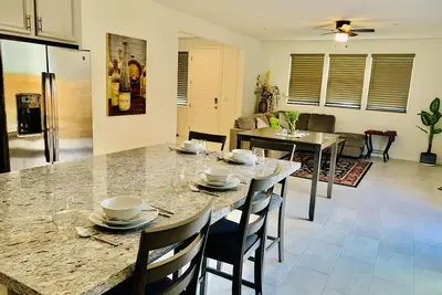 Image de Single family home 3 beds, 2. 5 baths, close to everything for 31 nights or more