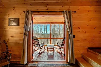 Image de Log Cabin + Mountain Views! Hot Tub, Pool & Game Table, Fiber Wifi & Discounts!