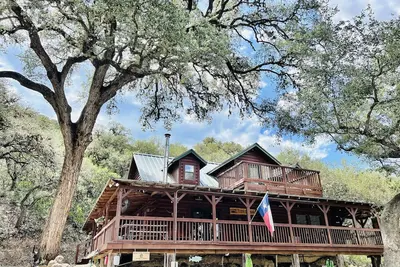 Image de Log Cabin on River Road