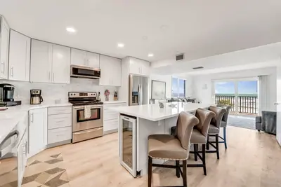 Image de Oceanfront Luxury- Sand & Sea with a Modern Appeal