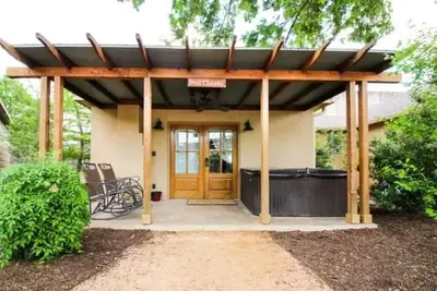 Image de The Petit Chateau Cottage w/personal hot tub & fireplace