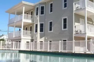 Image de September/Oct Special! Comfy Retreat. Large pool. Close to beaches & amenities