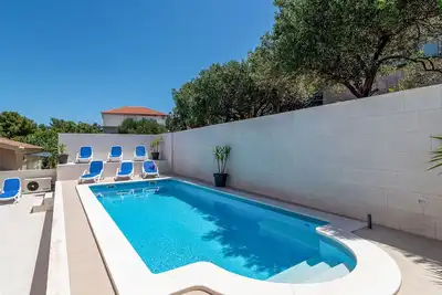 Image de Joli appartement pour 6 personnes avec climatisation, piscine, bain à remous, Wifi, Tv et terrasse