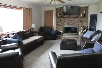 Hilltop Million $ View! Fireplace, Hot Tub, Pool Table, Clean, Cozy, Full Equip