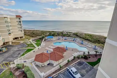 Image de Top Floor Unit with amazing pool and ocean views