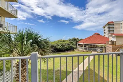 Image de Oceanfront Condo with beach access