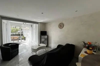 Image de Agreable Appartement Renove En Rez De Jardin Avec Parking