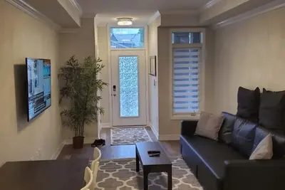 Image de Bright, Modern, Conveniently Located Condo