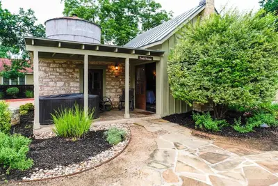 Image de Tank House w/personal hot tub & fireplace on Main St.