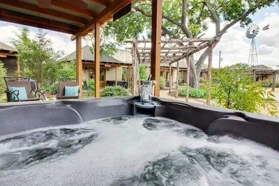 Image de Cork & Barrel Cottage w/personal hot tub & fireplace