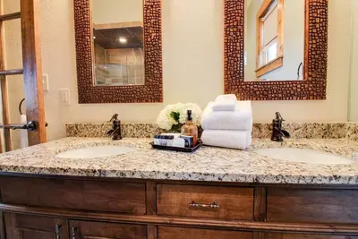 Image de The Bodega w/personal hot tub & fireplace