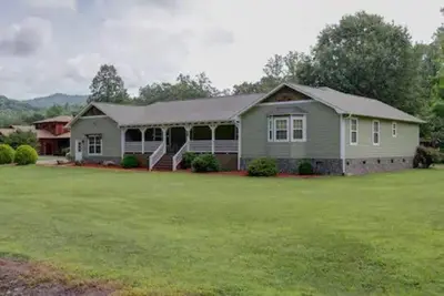 Image de Deep Creek, Lg Yard, Porch Deck, Covered Parking, mile from Everything