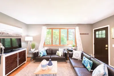 Image de Fully stocked vacation home with large private yard, decks and Bbq gas grill