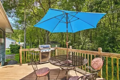 Image de Family friendly yard, with deck and gas Bbq. The perfect place to relax and enjoy Narragansett!