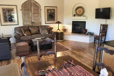 Image de Great Location! Modern 1 Bedroom Condo with a Rustic Flair! - Grasshopper - S009