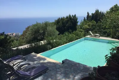 Image de Maisonnette studio Le Cabanon 2 personnes avec vue mer et piscine à débordement.