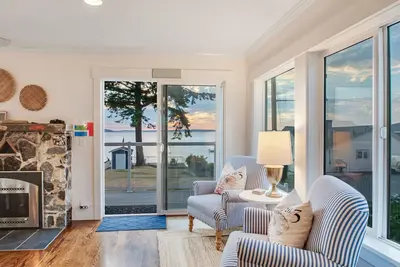 Image de Charming, family-friendly beach house w/ a full kitchen & private beach access