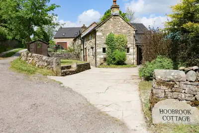 Hoobrook Cottage, pet friendly, with hot tub in Butterton