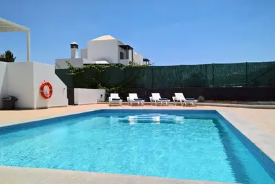 Image de Fantastic 2 bed 2 bath villa with heated pool near town center.