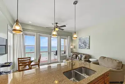 Image de \"Leeward I-7\" | Beachfront Condo with Stunning Views of the Water | Bike to Seaside