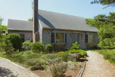 Image de Open Cape Style Home with Charming Gazebo (1237)