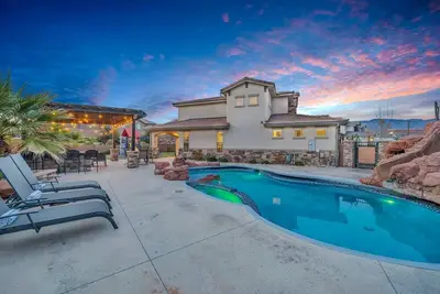 Image de Zion Poolhouse - Private Pool! Backyard Oasis!