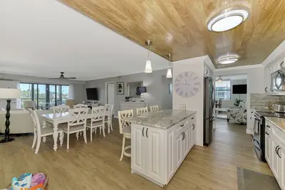 Image de 3/3 Newly Upgraded and Spacious Modern Unit ~ Harbor Towers Yacht & Racquet Club