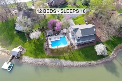 Image de Waterfront Home - Large Pool, Boat Dock + Screened Boat House & Pool Cabana