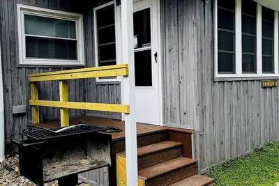 Image de Ugly Cabin, Stunning Escape – Hot Tub! Fire Pit! Fast Wifi! Sunroom! Hiking!