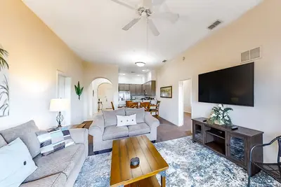 Image de 5th floor condo w\/ sauna, balcony, hot tub, gym, shared pools, near theme parks