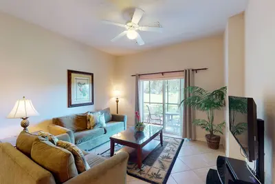 Image de 1st floor condo w/ restaurant, sauna, basketball court, patio