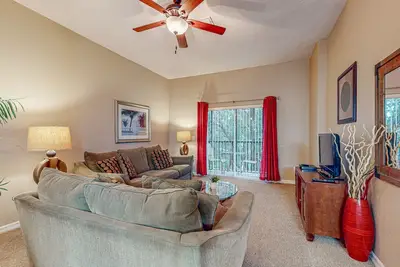 Image de 2nd floor condo w/ gym, shared pools, tennis court, balcony, sauna