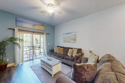 Image de 1st floor lake view condo with tennis, basketball court, pools, near theme parks