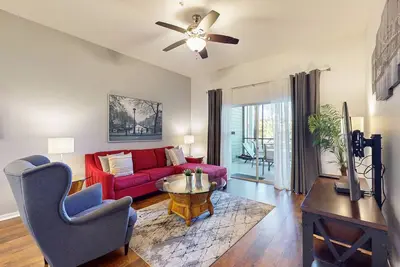 Image de 1st floor condo w/ gym, sauna, basketball court, near theme parks