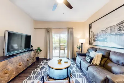 Image de 1st floor condo w/pools, tennis court, near theme parks, limited-mobility access
