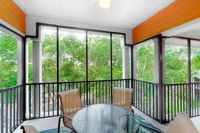 Image de 3rd-floor condo with sauna, gym, restaurant, basketball court, pools & hot tubs