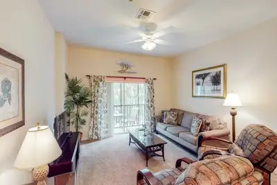 Image de Second-floor condo with basketball court, tennis court, sauna, restaurant, pools