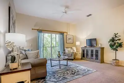 Image de Third floor condo with central Ac and pool & hot tub access - near theme parks