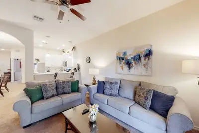 Image de 1st floor condo w\/ limited-mobility access, tennis court, sauna, patio, pools